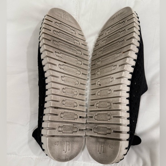 Ilse Jacobsen Tulip Perforated Sneaker (Women)
Size 40 Size 10 - Picture 6 of 7